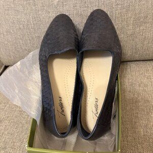 Trotter's Navy Liz Leather Upper Loafer 9M